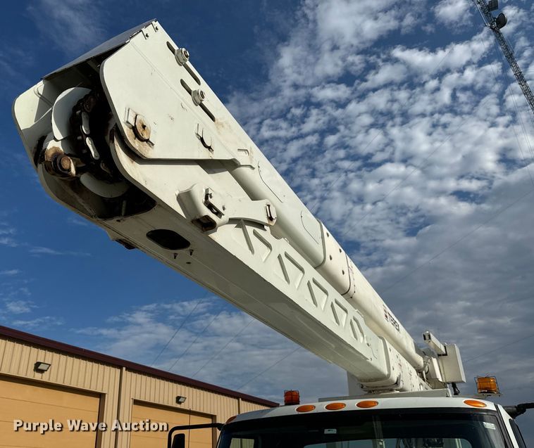 image for item LF9859 2009 International DuraStar 4300  bucket truck