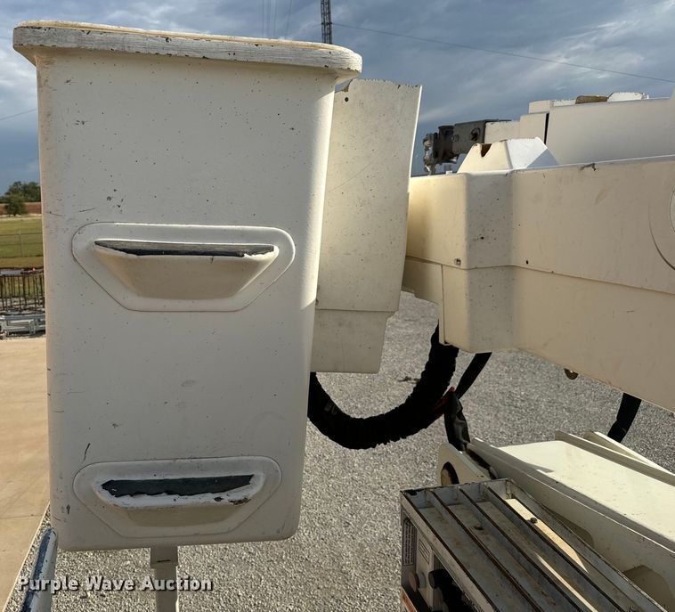 image for item LF9859 2009 International DuraStar 4300  bucket truck