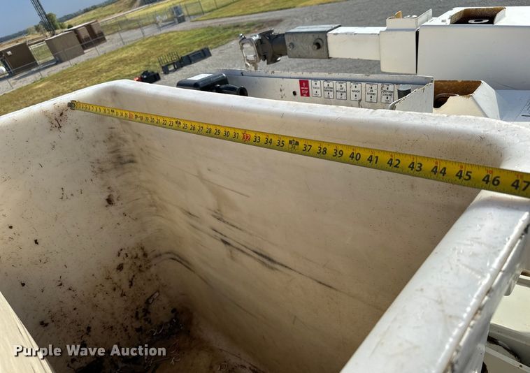 image for item LF9859 2009 International DuraStar 4300  bucket truck