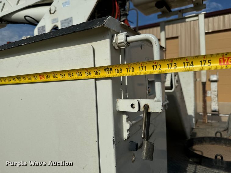 image for item LF9859 2009 International DuraStar 4300  bucket truck