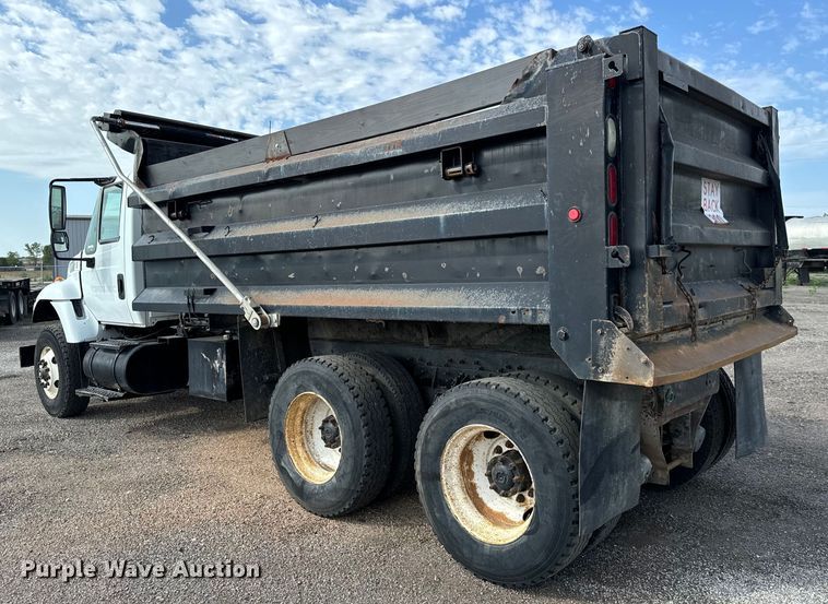 image for item LF9860 2004 International 7500 dump truck