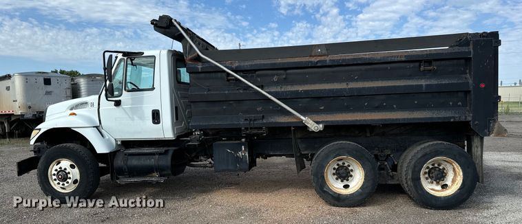 image for item LF9860 2004 International 7500 dump truck