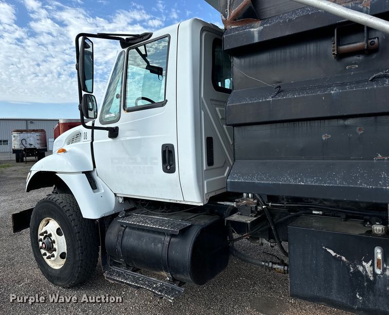 image for item LF9860 2004 International 7500 dump truck