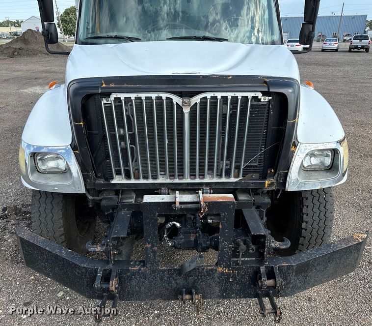 image for item LF9860 2004 International 7500 dump truck