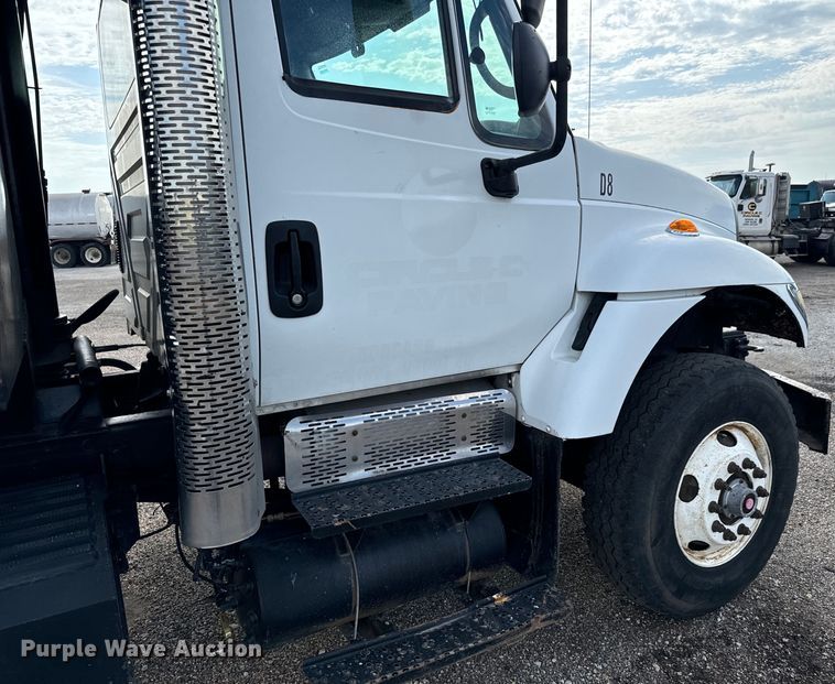 image for item LF9860 2004 International 7500 dump truck