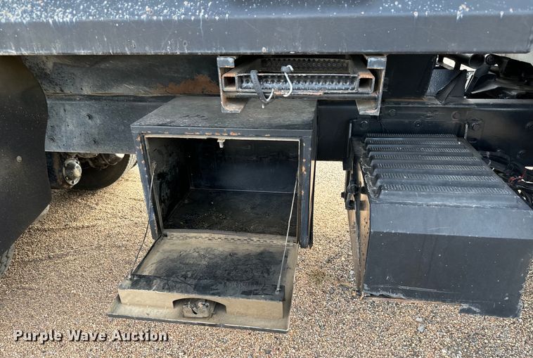 image for item LF9860 2004 International 7500 dump truck