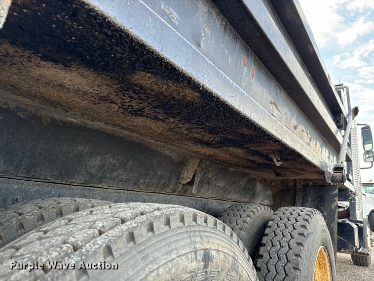 image for item LF9860 2004 International 7500 dump truck