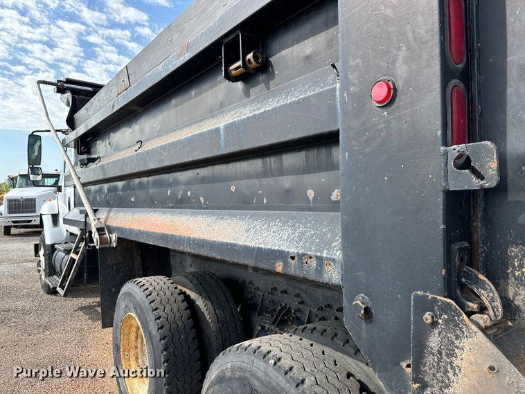 image for item LF9860 2004 International 7500 dump truck