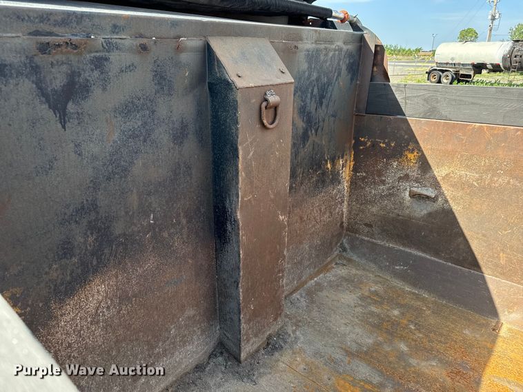 image for item LF9860 2004 International 7500 dump truck