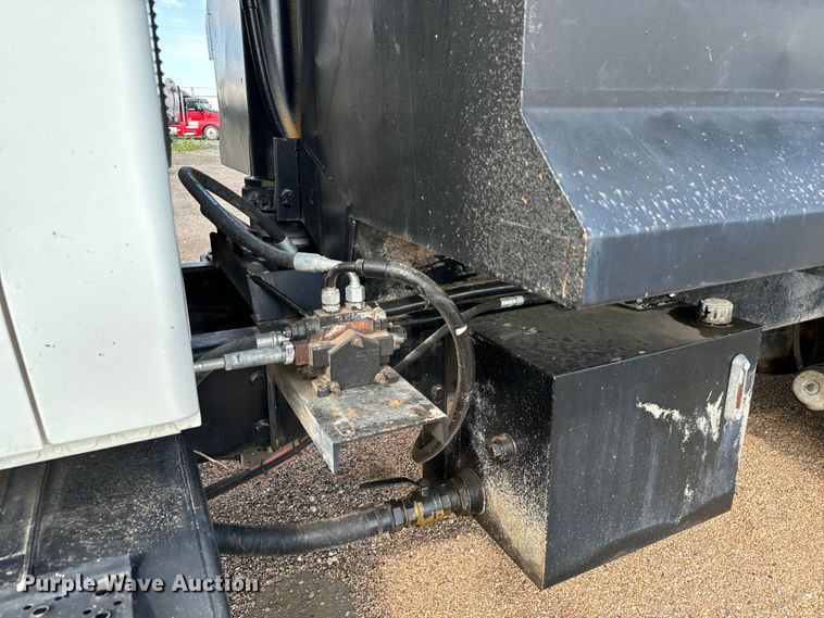 image for item LF9860 2004 International 7500 dump truck