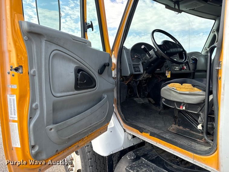 image for item LF9860 2004 International 7500 dump truck