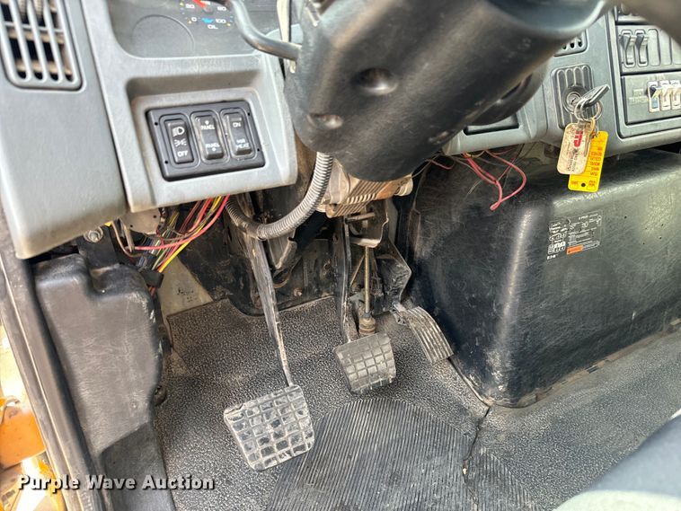 image for item LF9860 2004 International 7500 dump truck