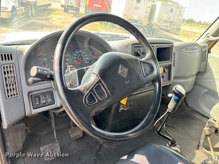 image for item LF9860 2004 International 7500 dump truck