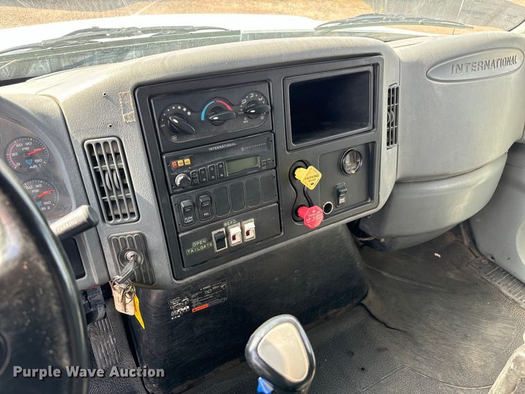 image for item LF9860 2004 International 7500 dump truck