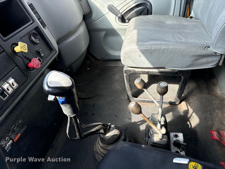 image for item LF9860 2004 International 7500 dump truck