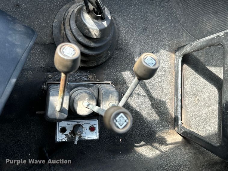 image for item LF9860 2004 International 7500 dump truck