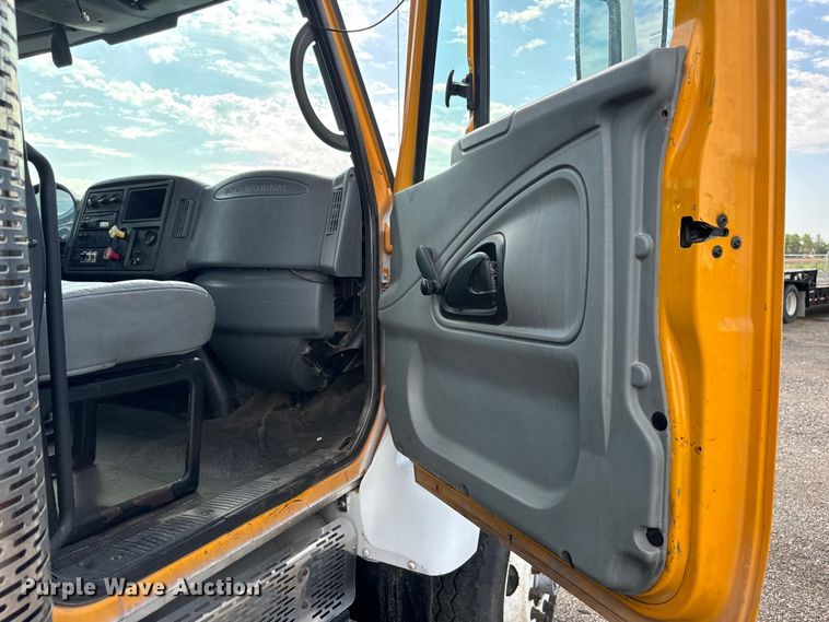 image for item LF9860 2004 International 7500 dump truck