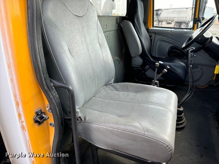 image for item LF9860 2004 International 7500 dump truck