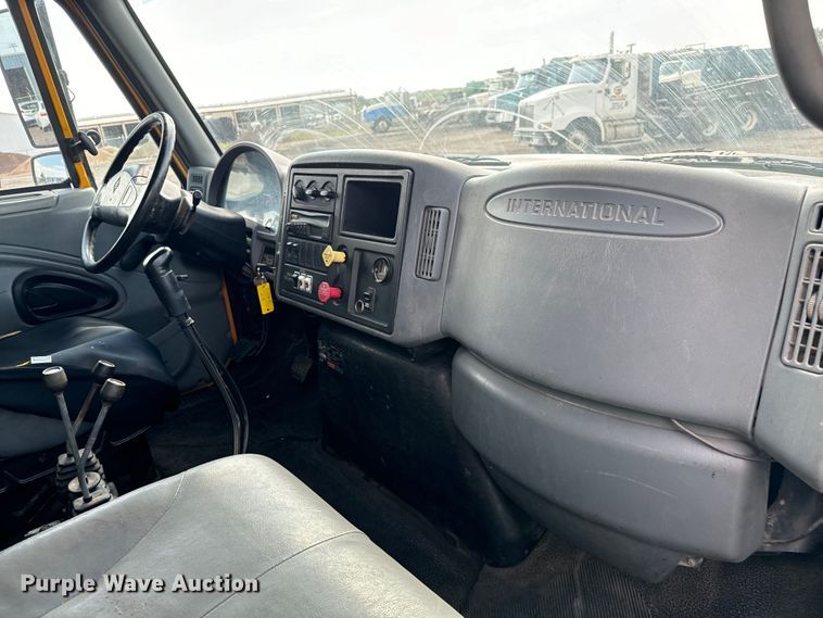 image for item LF9860 2004 International 7500 dump truck