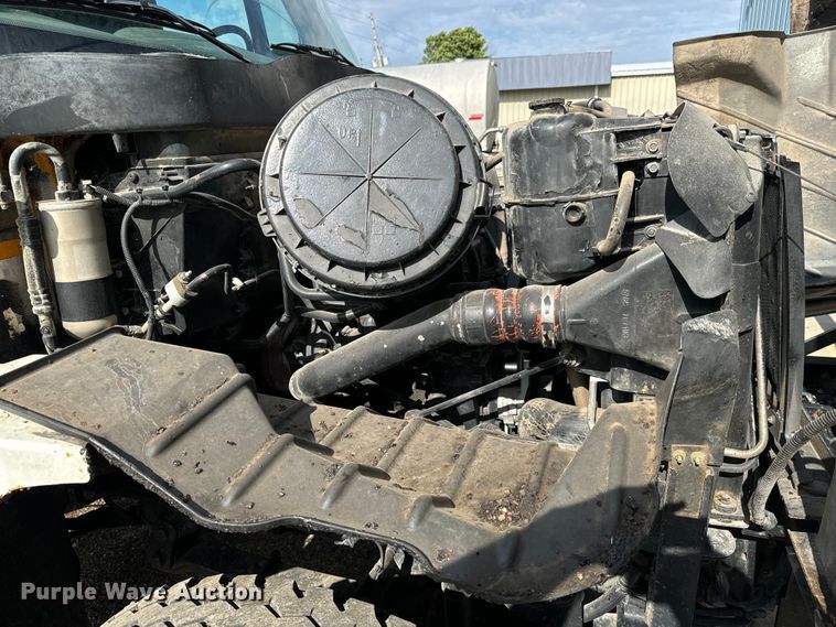 image for item LF9860 2004 International 7500 dump truck