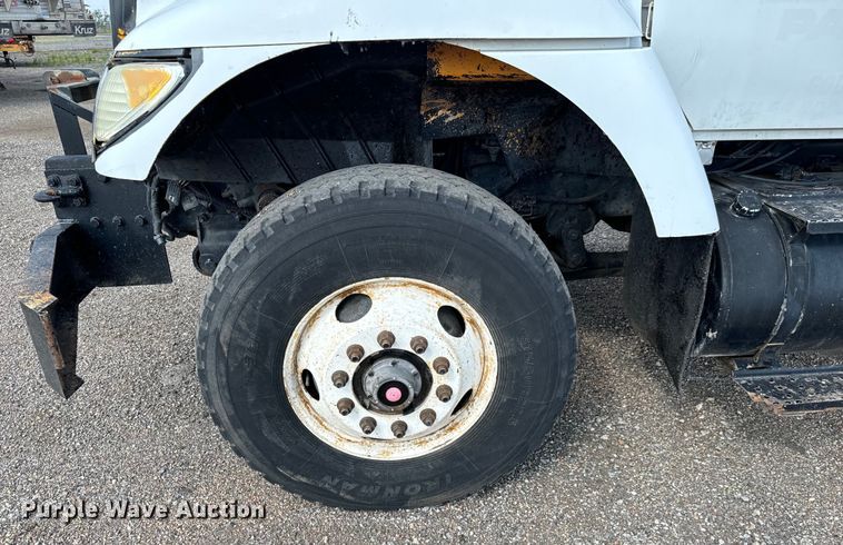 image for item LF9860 2004 International 7500 dump truck