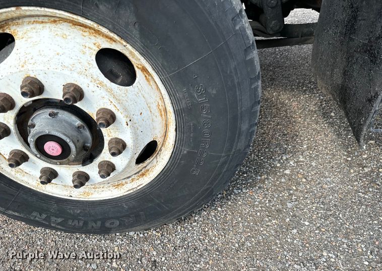 image for item LF9860 2004 International 7500 dump truck