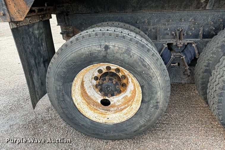 image for item LF9860 2004 International 7500 dump truck
