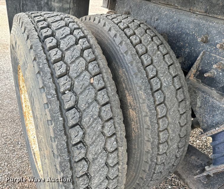 image for item LF9860 2004 International 7500 dump truck