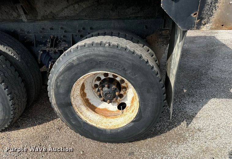 image for item LF9860 2004 International 7500 dump truck