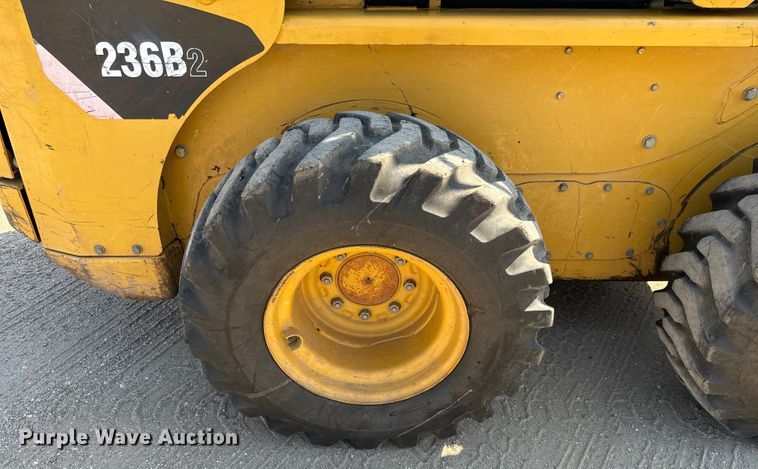 image for item LF9940 2007 Caterpillar  236B2 skid steer loader