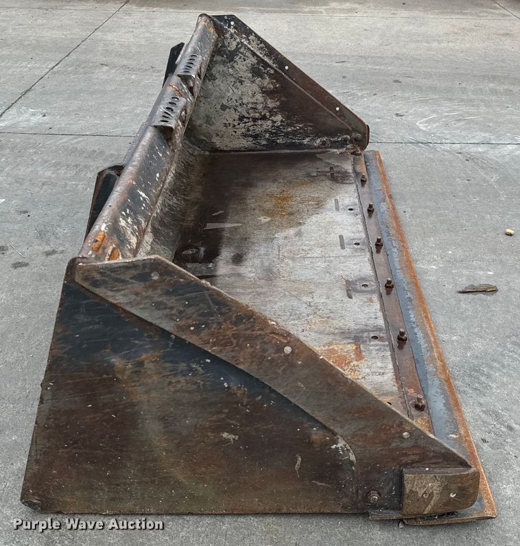 image for item LF9942 Bobcat  80 HD C/I skid steer bucket