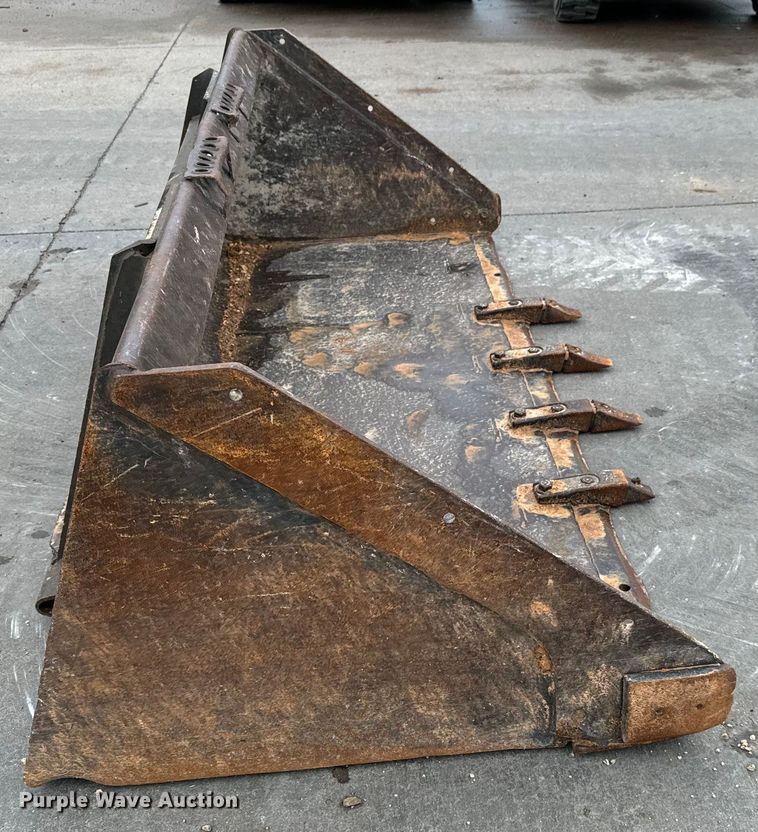 image for item LF9943 Bobcat  80 HD C/I skid steer bucket