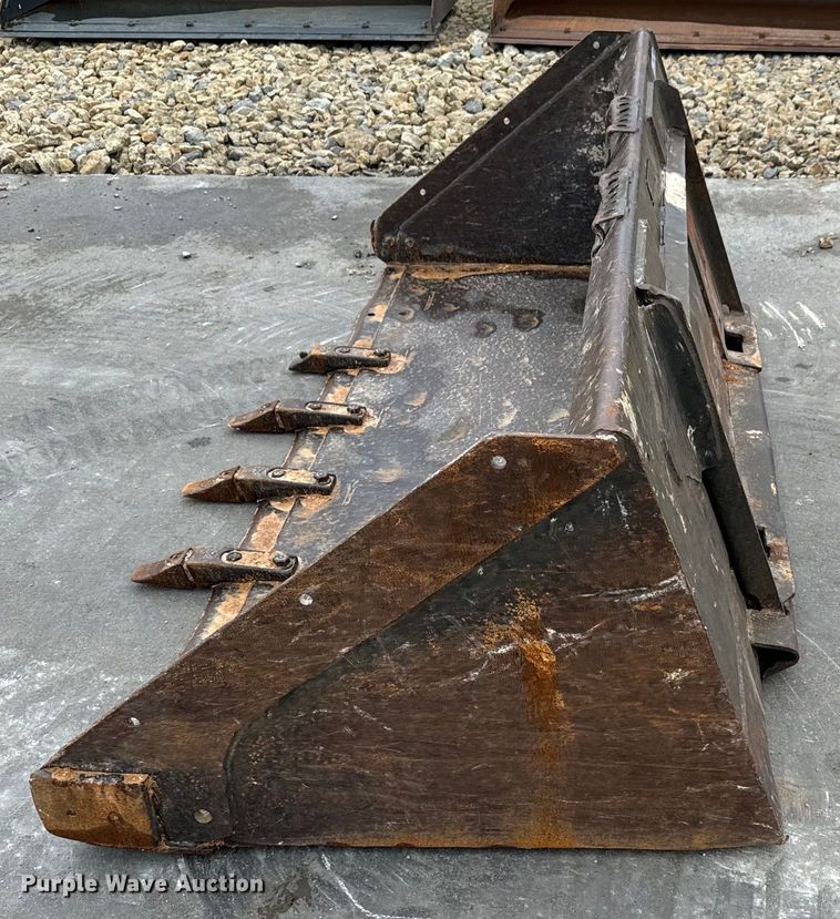 image for item LF9943 Bobcat  80 HD C/I skid steer bucket