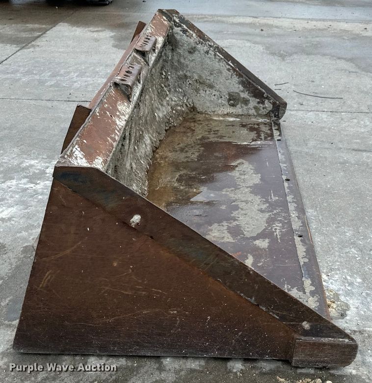 image for item LF9944 Melroe 72 Low Profile skid steer bucket