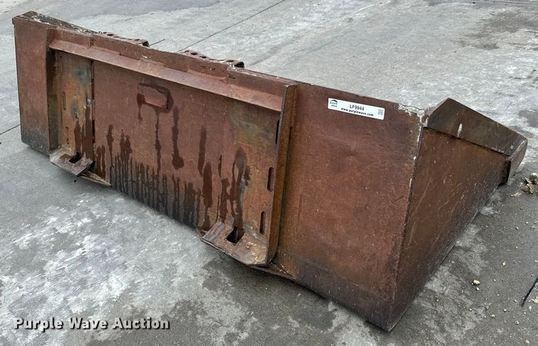 image for item LF9944 Melroe 72 Low Profile skid steer bucket