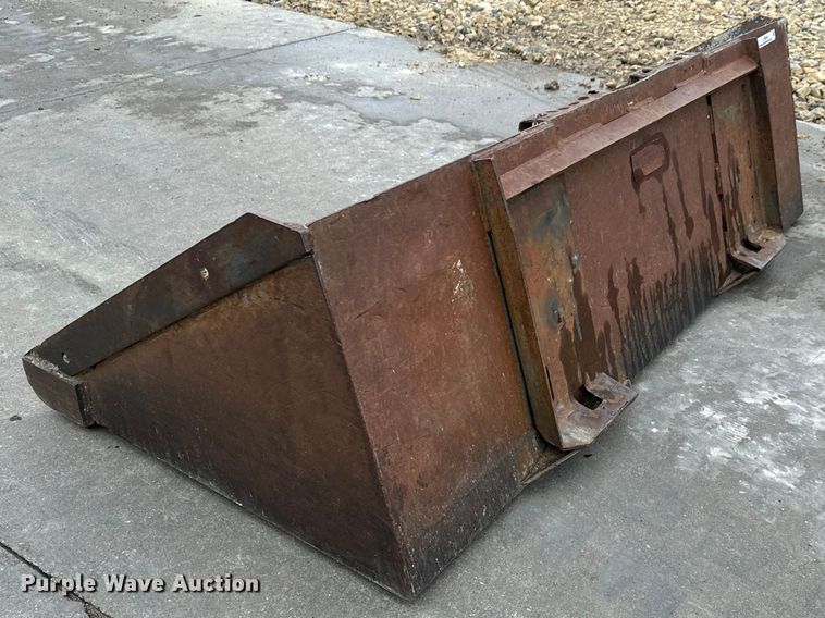 image for item LF9944 Melroe 72 Low Profile skid steer bucket