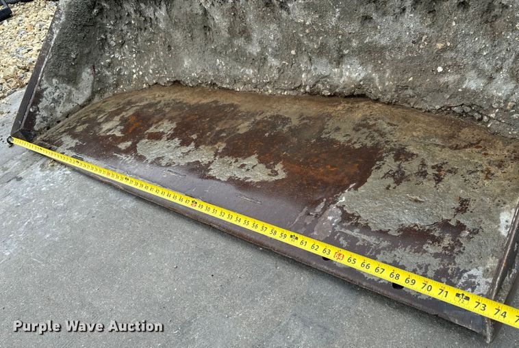 image for item LF9944 Melroe 72 Low Profile skid steer bucket