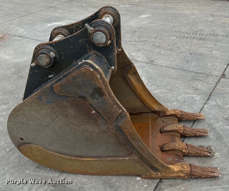 image for item LF9957 Bobcat  MX6 excavator bucket