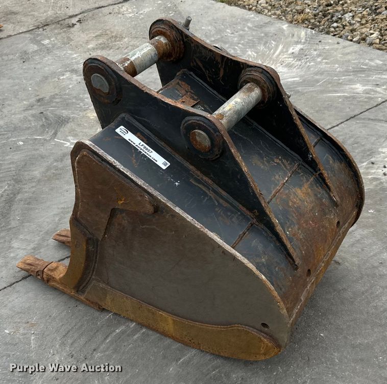 image for item LF9957 Bobcat  MX6 excavator bucket