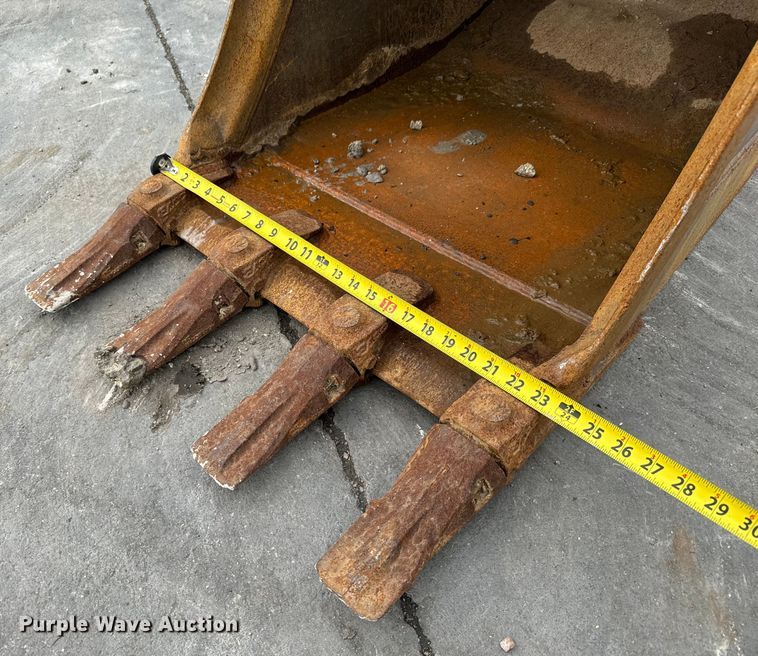 image for item LF9957 Bobcat  MX6 excavator bucket