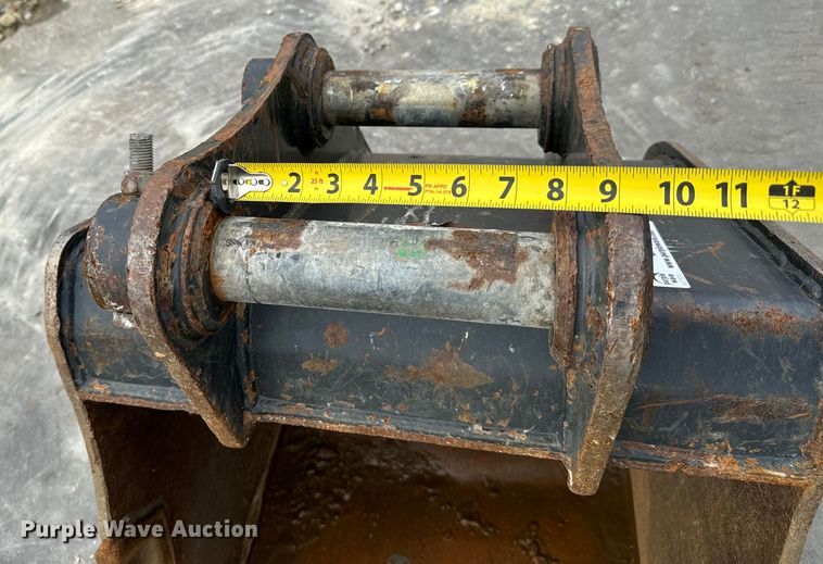 image for item LF9957 Bobcat  MX6 excavator bucket