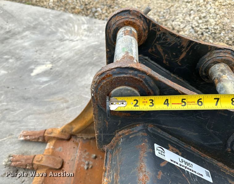 image for item LF9957 Bobcat  MX6 excavator bucket