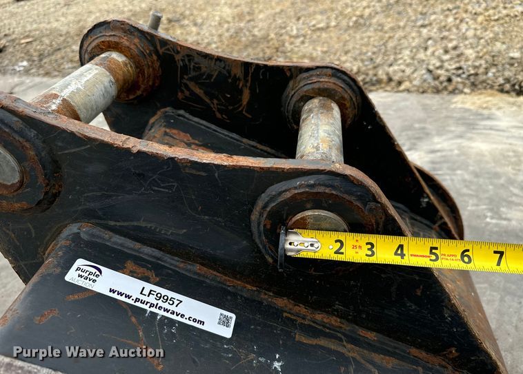 image for item LF9957 Bobcat  MX6 excavator bucket