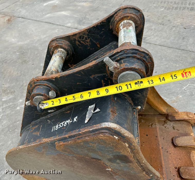 image for item LF9957 Bobcat  MX6 excavator bucket