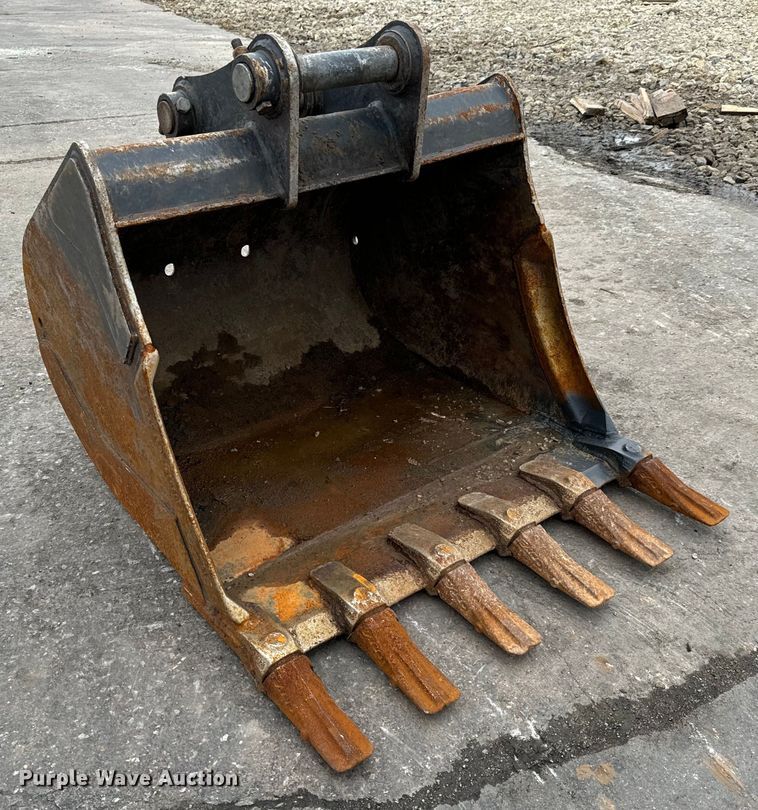 image for item LF9958 Bobcat X6T bucket