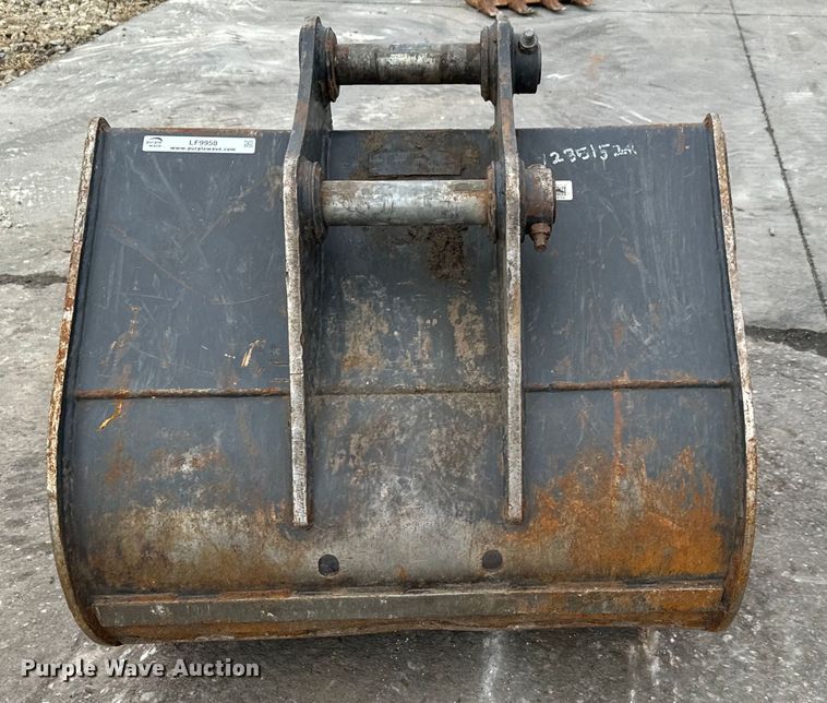 image for item LF9958 Bobcat X6T bucket