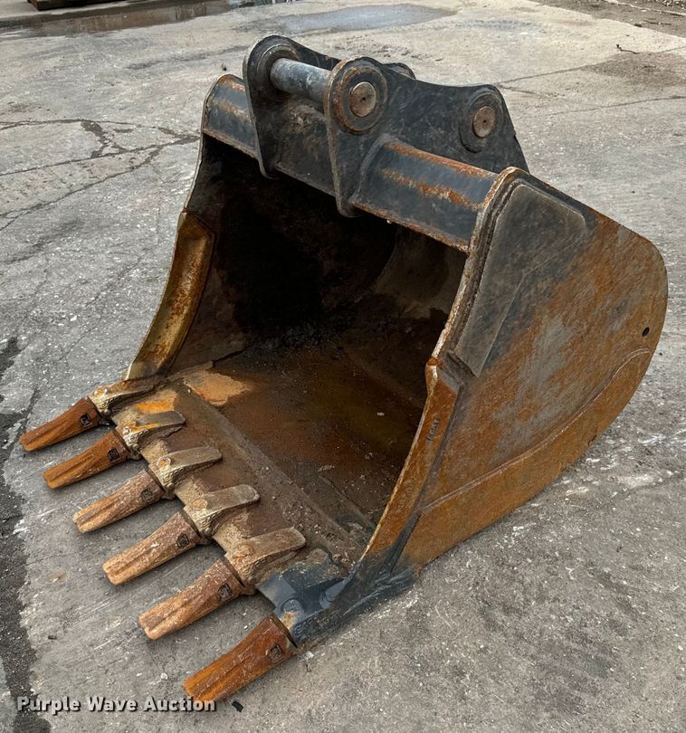 image for item LF9958 Bobcat X6T bucket