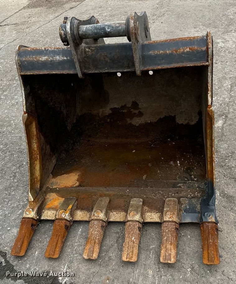 image for item LF9958 Bobcat X6T bucket