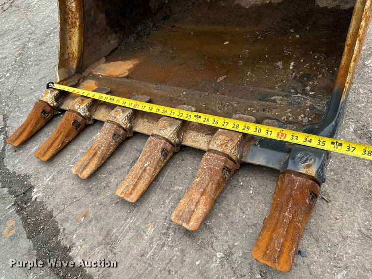 image for item LF9958 Bobcat X6T bucket