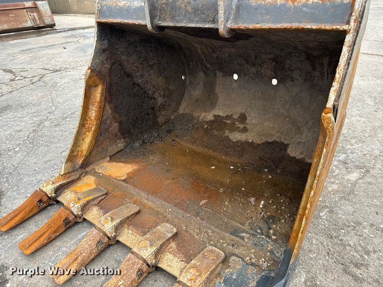 image for item LF9958 Bobcat X6T bucket